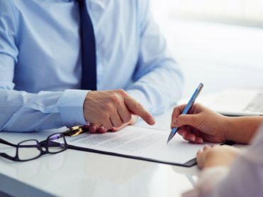 Errores comunes en contratos comerciales que podrían costarte millones